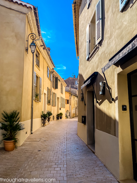 Quiet afternoon streets in Mougins with charming stone buildings and warm sunlight – mougins things to do.