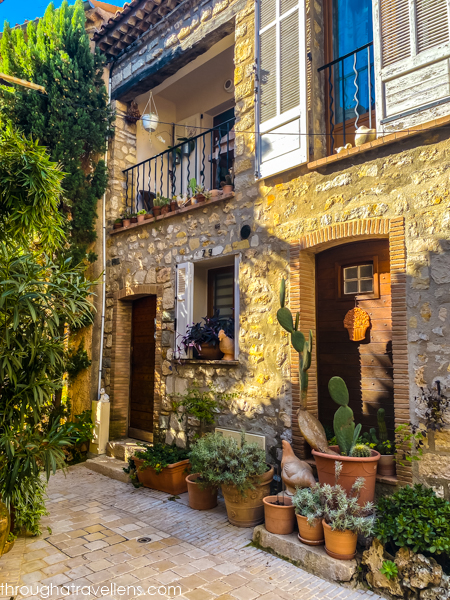 A quiet residential street in Mougins, bathed in sunlight and surrounded by lush greenery, perfect for slow travel among Mougins things to do.