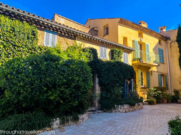 A quiet street in Mougins, framed by lush greenery, offering a peaceful escape—one of the most scenic Mougins things to do.