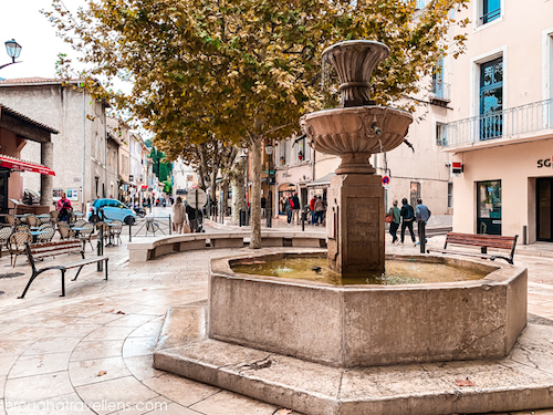 The quiet charm of Cassis in autumn, with peaceful streets and a relaxed Mediterranean atmosphere.