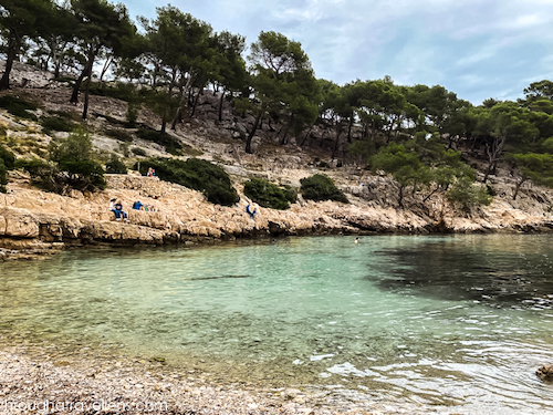 A cozy small beach in the Calanques of Cassis, surrounded by turquoise waters.